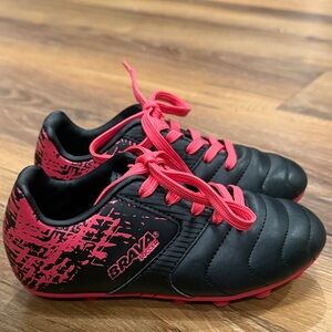 Brava Girls Soccer/Futbol Black & Pink Lace Up Cleats (Size: 11D)(EUC)